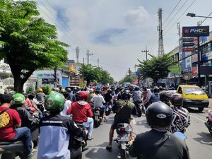 Warga Madura Demo Balai Kota Surabaya Sempat Bikin Macet Lalu Lintas Warga Madura Demo Balai Kota Surabaya Sempat Bikin Macet Lalu Lintas