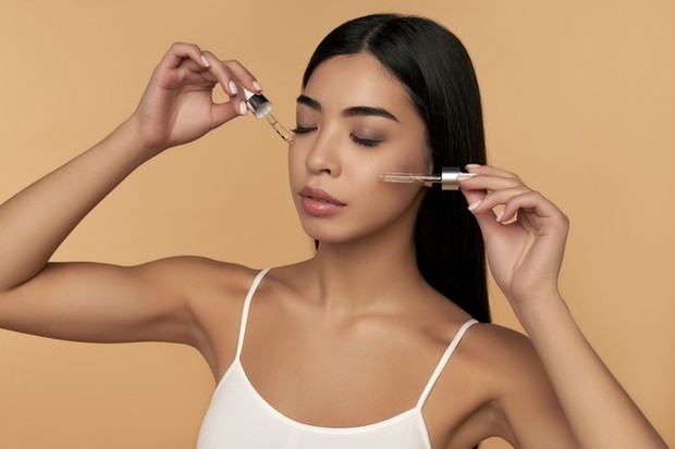 Menggunakan skincare/foto: freepik.com Menggunakan skincare