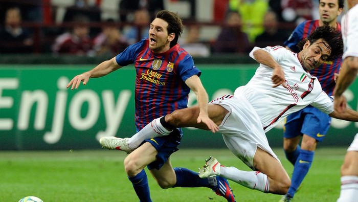 MILAN, ITALY - MARCH 28:  Alessandro Nesta (R) of AC Milan and Lionel Messi of Barcelona compete for the ball during the UEFA Champions League quarter final first leg match between AC Milan and Barcelona at Stadio Giuseppe Meazza on March 28, 2012 in Milan, Italy.  (Photo by Claudio Villa/Getty Images)