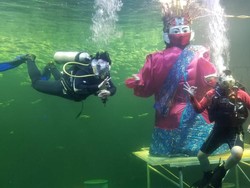 Rayakan Ulang Tahun Jakarta ke-494, Ondel-ondel Beraksi di Dalam Air!