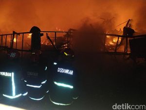 412 Kios Pedagang Pasar Leles Garut Hangus Terbakar 412 Kios Pedagang Pasar Leles Garut Hangus Terbakar