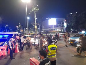 Pembatasan Mobilitas di Cikini Raya, Petugas Cek Acak KTP Warga Pembatasan Mobilitas di Cikini Raya, Petugas Cek Acak KTP Warga