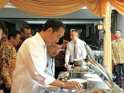 Presiden Jokowi Ultah, Intip Momennya Cicip Kopi Aceh dan Mi Titi Makassar