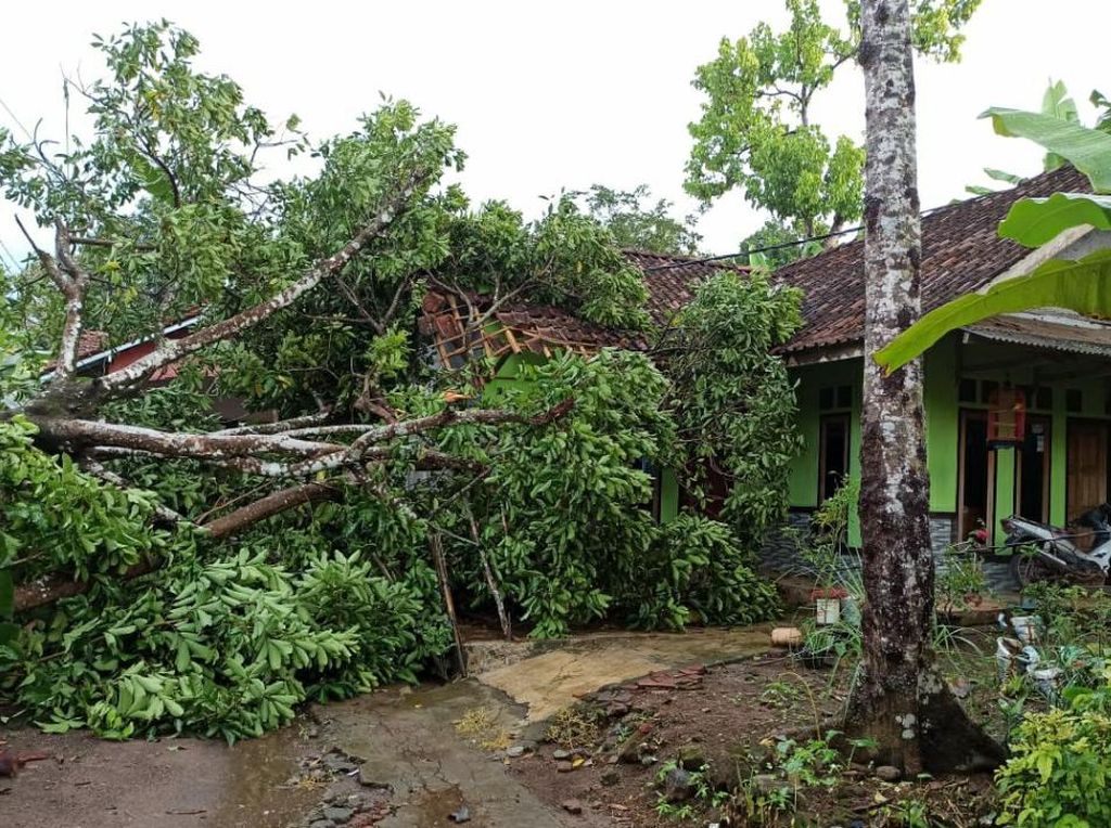 Belasan Rumah di Lakbok Ciamis Rusak Diterjang Puting Beliung Belasan Rumah di Lakbok Ciamis Rusak Diterjang Puting Beliung