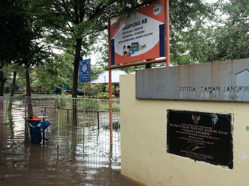 Hujan Deras, RPTRA Taman Jangkrik Jaksel Terendam