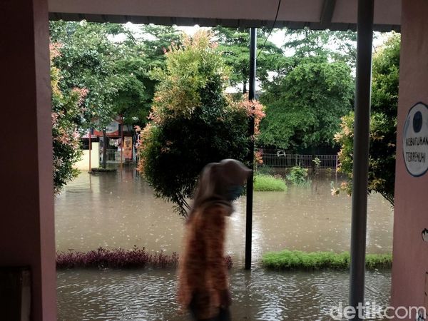 RPTRA Taman Jangkrik Terendam Imbas Hujan Deras