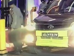 Portal Kenai Mobil Satpol PP Sebelum Perwira Pukul Petugas Jaga Polda Riau