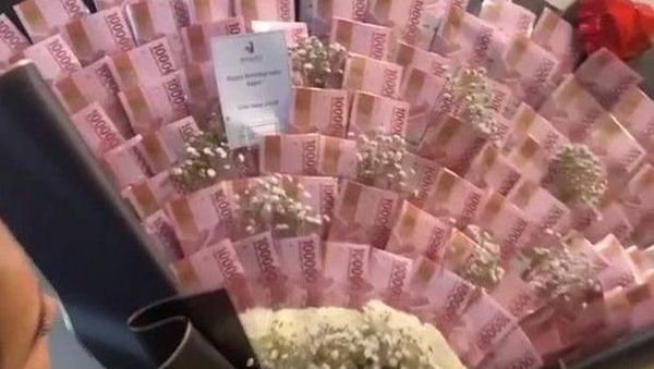 6 Momen Seleb Dapat Kado Buket Uang, Punya Lucinta Luna Bikin Salfok