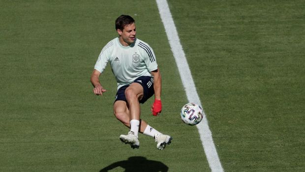 FILE PHOTO: Soccer Football - Euro 2020 - Spain Training - Estadio La Cartuja de Sevilla, Seville, Spain - June 13, 2021 Spain's Cesar Azpilicueta during training Pool via REUTERS/Julio Munoz/File Photo