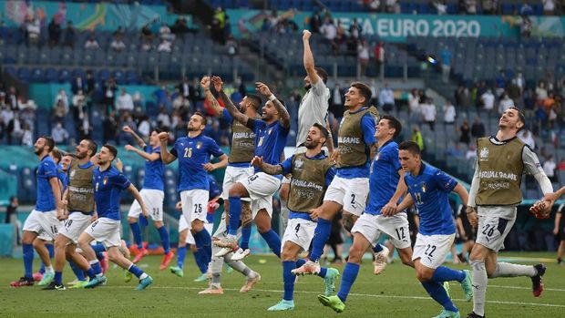 ROME, ITALY - JUNE 20: Players of Italy celebrate their side's victory towards the fans after the UEFA Euro 2020 Championship Group A match between Italy and Wales at Olimpico Stadium on June 20, 2021 in Rome, Italy. (Photo by Mike Hewitt/Getty Images)