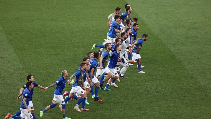 ROME, ITALY - JUNE 20: Players of Italy celebrate their sides victory towards the fans after the UEFA Euro 2020 Championship Group A match between Italy and Wales at Olimpico Stadium on June 20, 2021 in Rome, Italy. (Photo by Ryan Pierse/Getty Images)