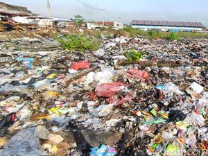 Terbengkalai Usai Terbakar, Lahan Eks Pasar Ciranjang Dipenuhi Sampah