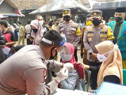 Vaksinasi COVID-19 ke Pasar Tradisional Mojokerto Berbonus Bingkisan