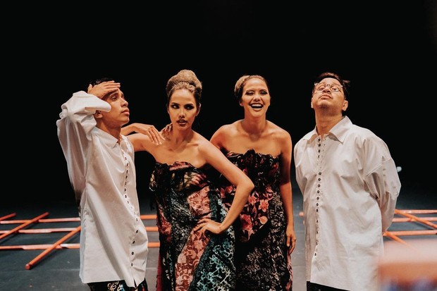 Valerie & Veronika Twins tampil dengan memakai kain khas Indonesia yang memukau / sumber : instagram.com/veronika.twns Valerie & Veronika Twins tampil dengan memakai kain khas Indonesia yang memukau / sumber : instagram.com/veronika.twns