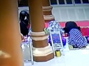 Pria Lecehkan Jemaah Wanita Saat Salat di Masjid Wajo Pria Lecehkan Jemaah Wanita Saat Salat di Masjid Wajo