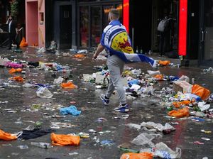 Waduh! Sampah Penuhi Jalanan London Usai Euro 2020 Waduh! Sampah Penuhi Jalanan London Usai Euro 2020