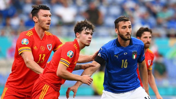 ROME, ITALY - JUNE 20: Kieffer Moore and Neco Williams of Wales and Bryan Cristante of Italy compete as a corner is took during the UEFA Euro 2020 Championship Group A match between Italy and Wales at Olimpico Stadium on June 20, 2021 in Rome, Italy. (Photo by Claudio Villa/Getty Images)