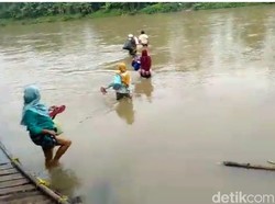 Jembatan Putus, Warga di Cianjur Nekat Sebrangi Arus Sungai