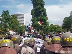 Pendemo dari Madura Ngotot Bertemu Walkot Eri untuk Sampaikan Tuntutan