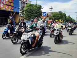 Sebagian Pendemo Nekat Tak Bermasker-Berhelm Saat Menuju Balai Kota Surabaya