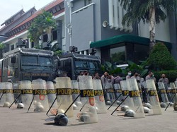 Water Canon Hingga Kawat Berduri Disiapkan Amankan Demo Warga Madura