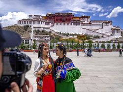 Daftar Negara yang Berikan Pembatasan untuk Turis China