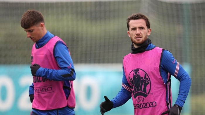 ENFIELD, ENGLAND - JUNE 21:  Ben Chilwell and Mason Mount of England during an England training session at Tottenham Hotspur Training Centre on June 21, 2021 in Enfield, England. (Photo by Catherine Ivill/Getty Images)