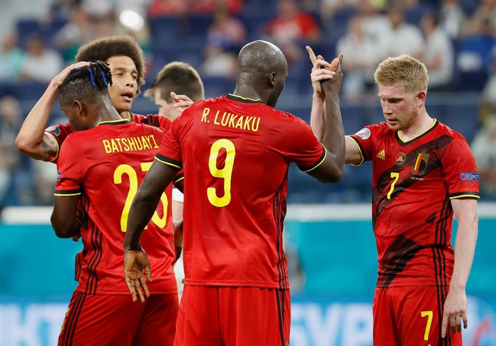 SAINT PETERSBURG, RUSSIA - JUNE 21: Romelu Lukaku of Belgium celebrates with teammate Kevin De Bruyne after scoring their teams second goal during the UEFA Euro 2020 Championship Group B match between Finland and Belgium at Saint Petersburg Stadium on June 21, 2021 in Saint Petersburg, Russia. (Photo by Anatoly Maltsev - Pool/Getty Images)