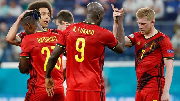 1324765996 SAINT PETERSBURG, RUSSIA - JUNE 21: Romelu Lukaku of Belgium celebrates with teammate Kevin De Bruyne after scoring their team's second goal during the UEFA Euro 2020 Championship Group B match between Finland and Belgium at Saint Petersburg Stadium on June 21, 2021 in Saint Petersburg, Russia. (Photo by Anatoly Maltsev - Pool/Getty Images)