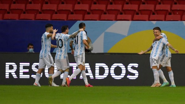 BRASILIA, BRAZIL - JUNE 21: Alejandro Gomez (R) of Argentina celebrates with teammates after scoring the first goal of his team during a group A match between Argentina and Paraguay as part of Conmebol Copa America Brazil 2021 at Mane Garrincha Stadium on June 21, 2021 in Brasilia, Brazil. (Photo by Pedro Vilela/Getty Images)