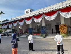 Anies Pimpin Upacara HUT Jakarta di Balai Kota, Peserta Jaga Jarak-Bermasker