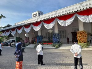Anies Pimpin Upacara HUT Jakarta di Balai Kota, Peserta Jaga Jarak-Bermasker Anies Pimpin Upacara HUT Jakarta di Balai Kota, Peserta Jaga Jarak-Bermasker