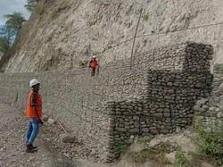 Brantas Abipraya Perbaiki Jalan hingga Sekolah Akibat Badai di Kupang