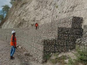 Brantas Abipraya Perbaiki Jalan hingga Sekolah Akibat Badai di Kupang Brantas Abipraya Perbaiki Jalan hingga Sekolah Akibat Badai di Kupang