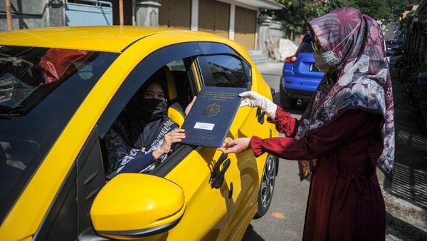 Cegah Corona, Sekolah di Sumedang Bagi Rapot Via Drive Thru