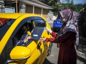 Cegah Corona, Sekolah di Sumedang Bagi Rapot Via Drive Thru