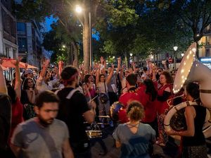 Corona Mereda, Warga Paris Asyik Hadiri Festival Musik Tanpa Masker