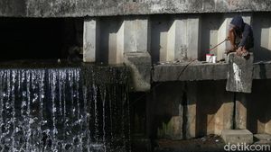COVID-19 Melonjak, Warga Masih Asik Mancing di Kali Jakarta