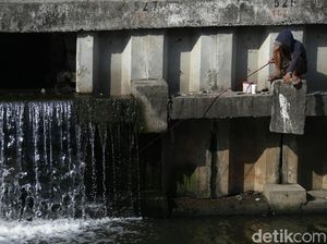 COVID-19 Melonjak, Warga Masih Asik Mancing di Kali Jakarta