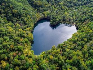 Jangan Baper, Danau Berbentuk Hati Ini Ada di Jepang