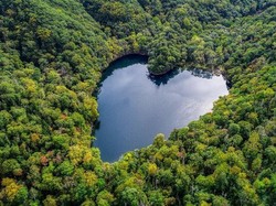 Jangan Baper, Danau Berbentuk Hati Ini Ada di Jepang