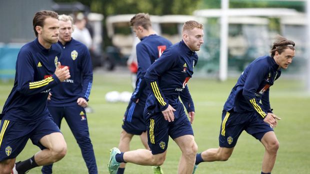 Soccer Football - Euro 2020 - Sweden Training - Gothia Park Academy, Gothenburg, Sweden - June 21, 2021 Sweden's Albin Ekdahl, Dejan Kulusevski and Kristoffer Olsson during training TT News Agency via REUTERS/Henrik Brunnsgard THIS IMAGE HAS BEEN SUPPLIED BY A THIRD PARTY. IT IS DISTRIBUTED, EXACTLY AS RECEIVED BY REUTERS, AS A SERVICE TO CLIENTS. SWEDEN OUT. NO COMMERCIAL OR EDITORIAL SALES IN SWEDEN..
