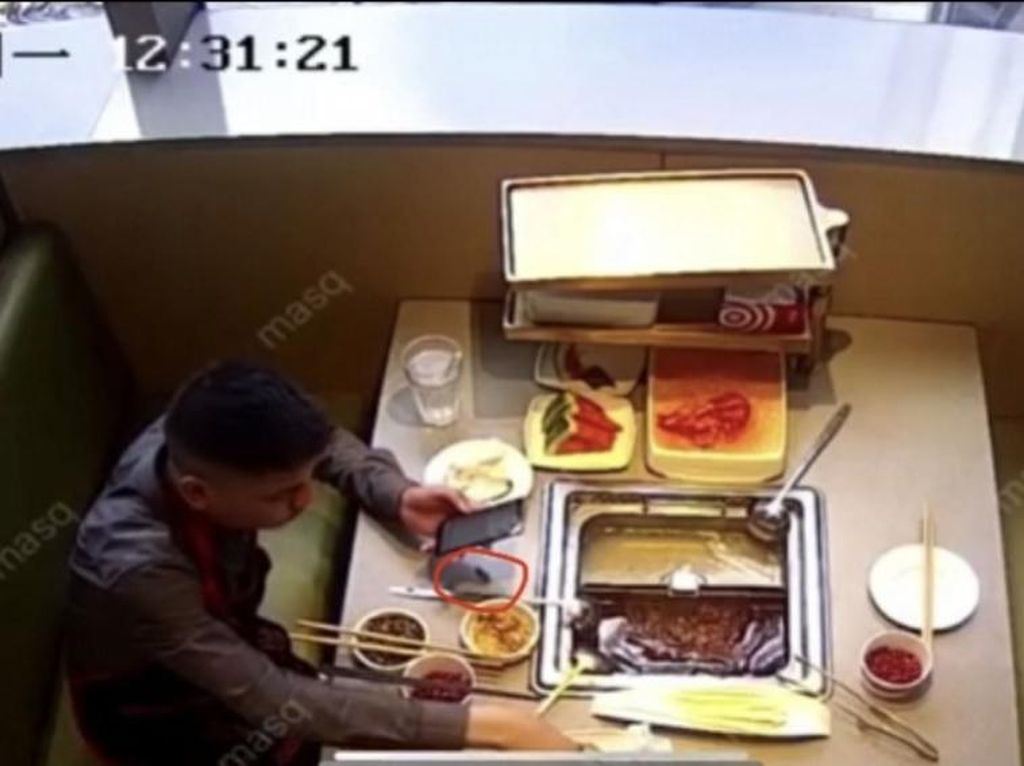 Duh! Demi Dapat Uang Pria Ini Nekat Masukkan Kecoak ke Dalam Kuah Hotpot Duh! Demi Dapat Uang Pria Ini Nekat Masukkan Kecoak ke Dalam Kuah Hotpot