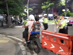 Emak-emak Bonceng 2 Anak Dongkol Disekat di Cikini: Saya Mau ke Suami!