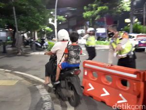 Emak-emak Bonceng 2 Anak Dongkol Disekat di Cikini: Saya Mau ke Suami! Emak-emak Bonceng 2 Anak Dongkol Disekat di Cikini: Saya Mau ke Suami!