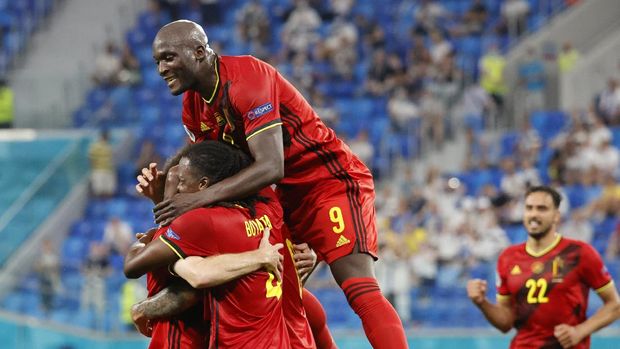 Finlandia vs Belgia Belgium players celebrate after Finland's goalkeeper Lukas Hradecky scores an own goal during the Euro 2020 soccer championship group B match between Finland and Belgium at Saint Petersburg Stadium in St. Petersburg, Russia, Monday, June 21, 2021. (Anatoly Maltsev/Pool Photo via AP)