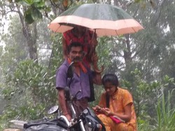 Viral Bikin Haru, Ayah Payungi Anak saat Ikuti Kelas Online di Pinggir Jalan