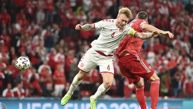 Denmark's Simon Kjaer, left, jumps for a header with Russia's Artem Dzyuba during the Euro 2020 soccer championship group B match between Russia and Denmark at the Parken stadium in Copenhagen, Denmark, Monday, June 21, 2021. (Jonathan Nackstrand/Pool via AP)