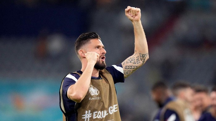 Frances Olivier Giroud salutes the fans after the Euro 2020 soccer championship group F match between France and Germany at the Allianz Arena in Munich, Germany, Tuesday, June 15, 2021. France won the match 1-0. (AP Photo/Matthias Schrader, Pool)