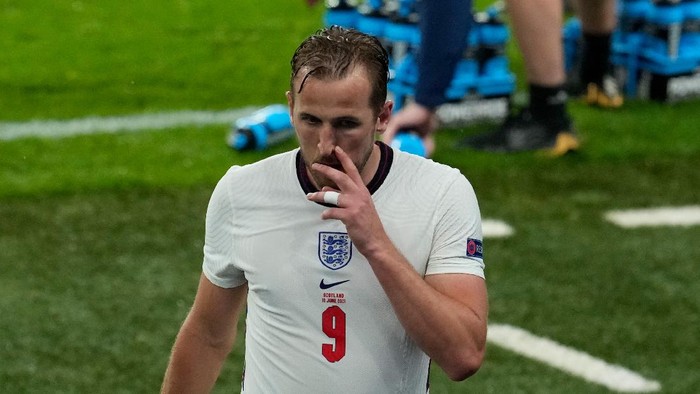 LONDON, ENGLAND - JUNE 18: Harry Kane of England reacts as he is substituted during the UEFA Euro 2020 Championship Group D match between England and Scotland at Wembley Stadium on June 18, 2021 in London, England. (Photo by Matt Dunham - Pool/Getty Images)